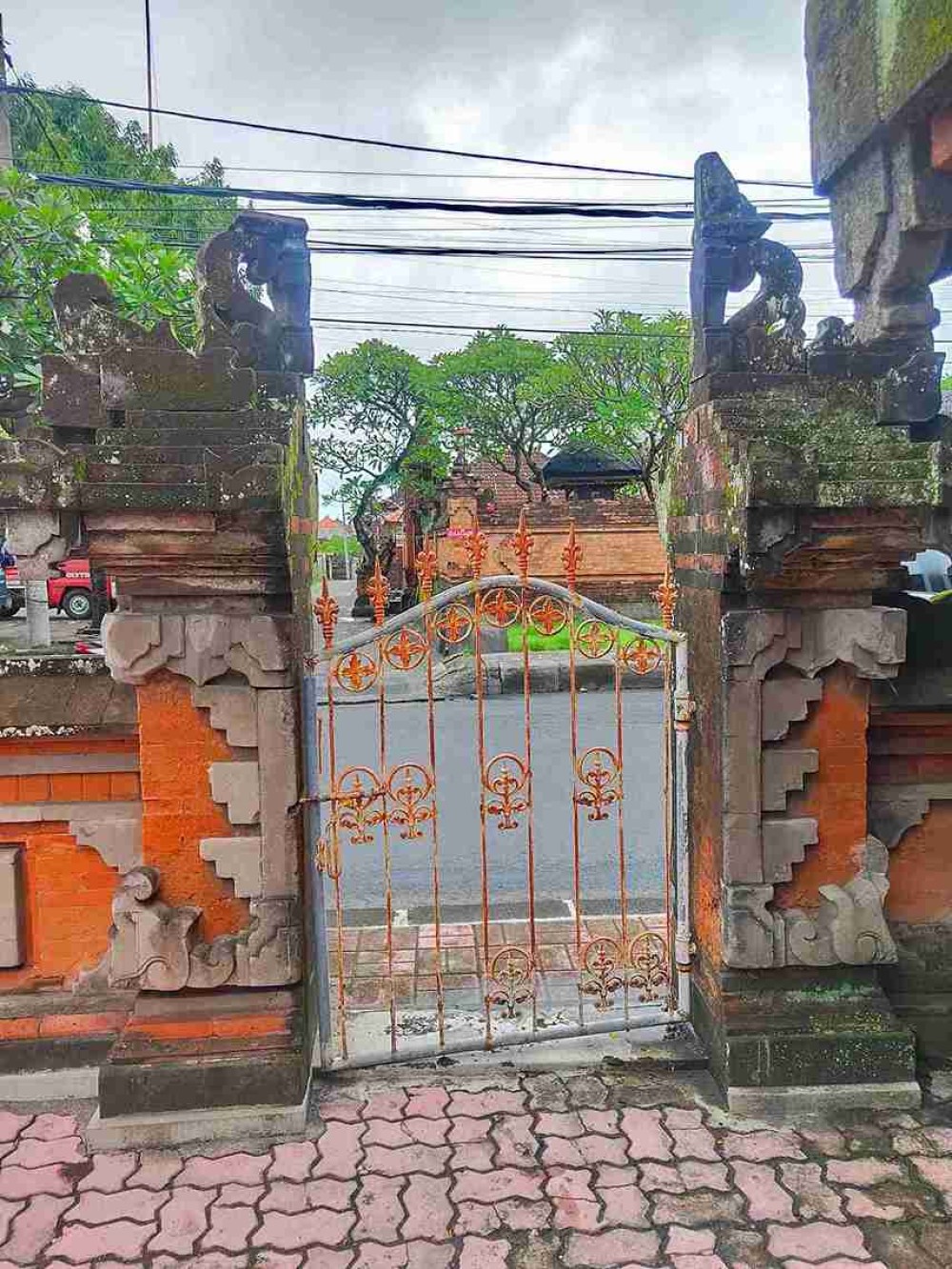 Candi bentar alit (kiri)